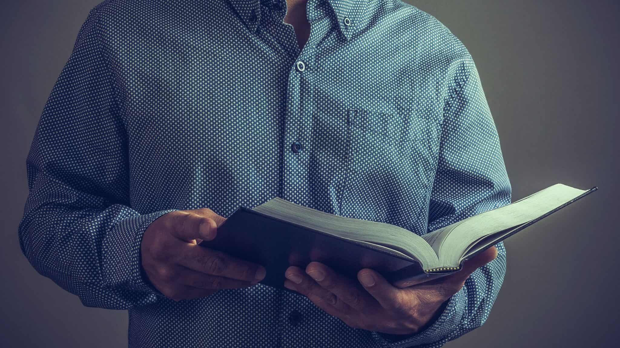21 Powerful Scriptures to Pray for Pastors